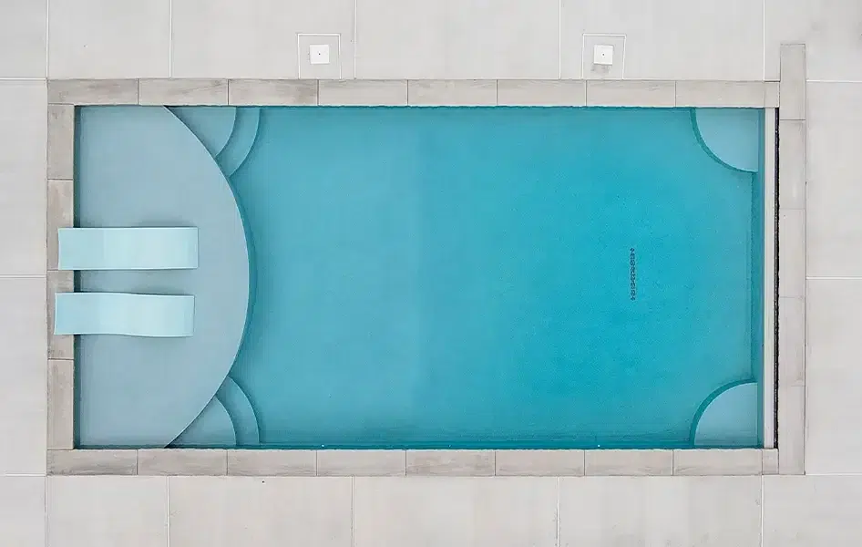 Rectangular swimming pool with a light blue polyFIBRO finish