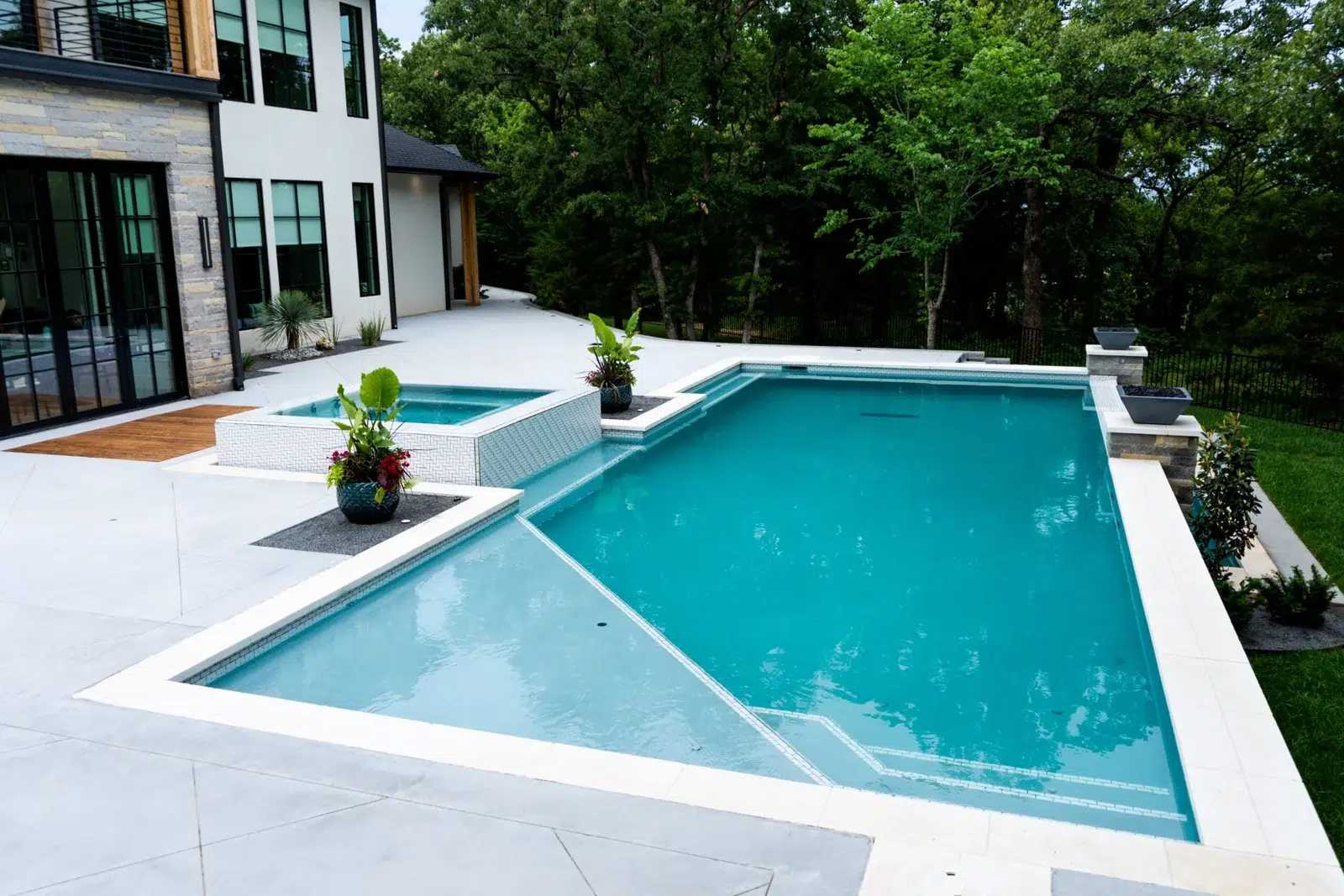 Rectangular pool with an integrated spa and triangular tanning ledge